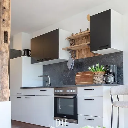 Studio-3 アパート